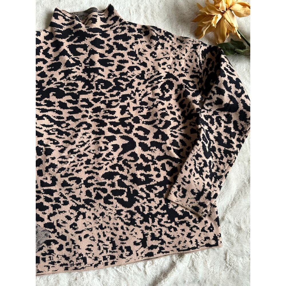Tahari Cheetah Print Crew Neck Sweater Size Medium - Picture 2 of 6
